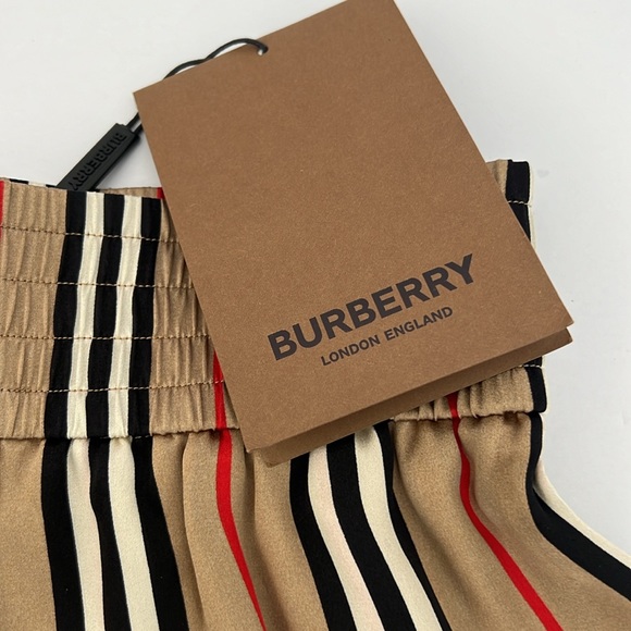 Burberry women short new with tag - Picture 3 of 7